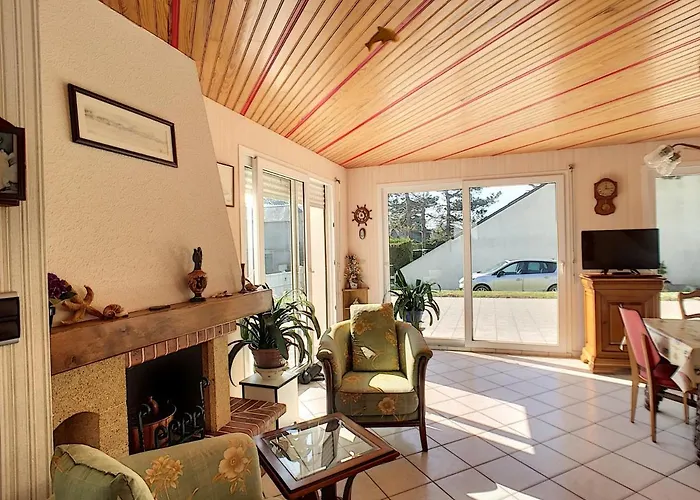 A 100m De La Avec Jardin, Terrasse, Et Proche Commerces - Fr-1-361-95 *